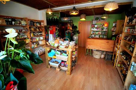 Muebles Vintage suministra los palets para la nueva tienda Ecotienda Medioverde, utilizados en sus estanterías expositores