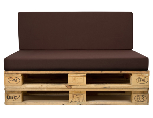 Conjunto de sofá con palet y cojín, ideal para una terraza de estilo natural