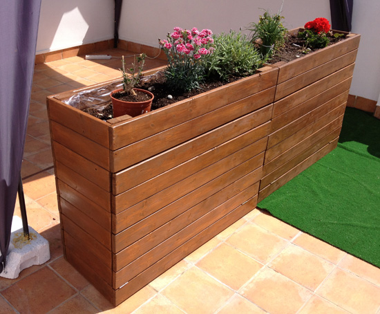 Las plantas le darán vida a tu jardín y mucho más cuando puedes echar mano a una decoración sencilla y práctica con semilleros y jardineras de palets. Estos imprimen un estilo muy auténtico a tus proyectos DIY y están al alcance de todos los presupuestos. Una gran idea para organizar tu jardín es esta jardinera de madera de palets con puerta, espacio donde podrás plantar varias flores pequeñas de diferentes colores para un resultado hermosamente colorido.